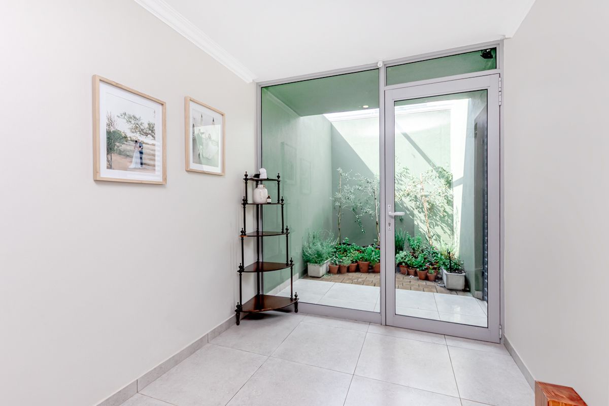 Contemporary Townhouse Living with Stunning Views in Helderkruin! - Photo 4