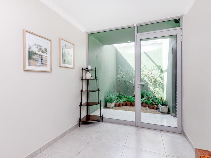 Contemporary Townhouse Living with Stunning Views in Helderkruin! - Photo 4