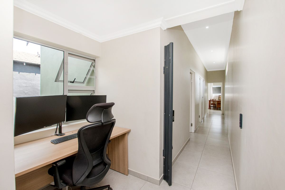 Contemporary Townhouse Living with Stunning Views in Helderkruin! - Photo 3