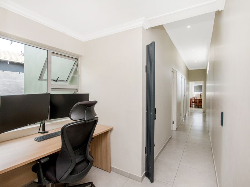 Contemporary Townhouse Living with Stunning Views in Helderkruin! - Photo 3