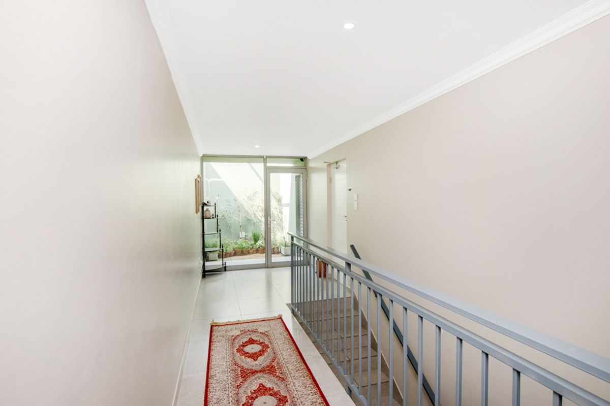 Contemporary Townhouse Living with Stunning Views in Helderkruin! - Photo 2