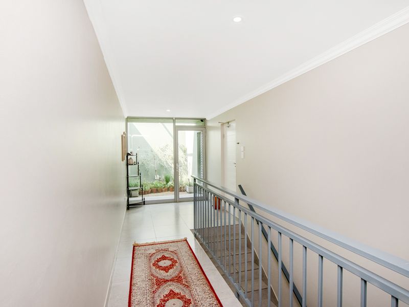 Contemporary Townhouse Living with Stunning Views in Helderkruin! - Photo 2