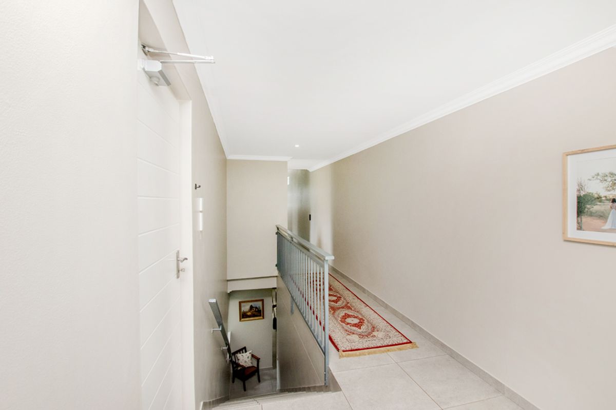 Contemporary Townhouse Living with Stunning Views in Helderkruin! - Photo 5