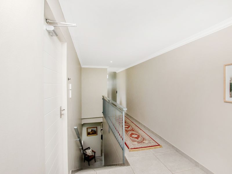 Contemporary Townhouse Living with Stunning Views in Helderkruin! - Photo 5