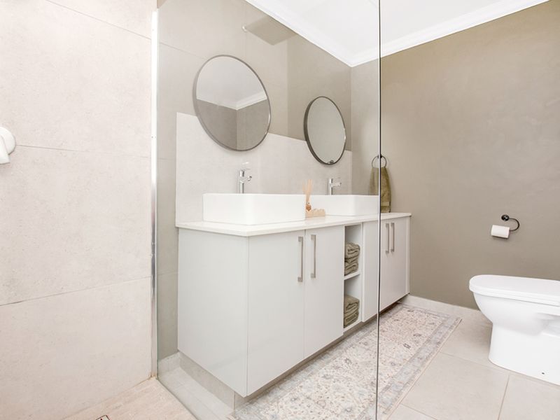 Contemporary Townhouse Living with Stunning Views in Helderkruin! - Photo 10