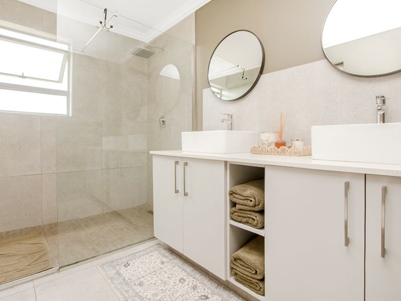 Contemporary Townhouse Living with Stunning Views in Helderkruin! - Photo 9