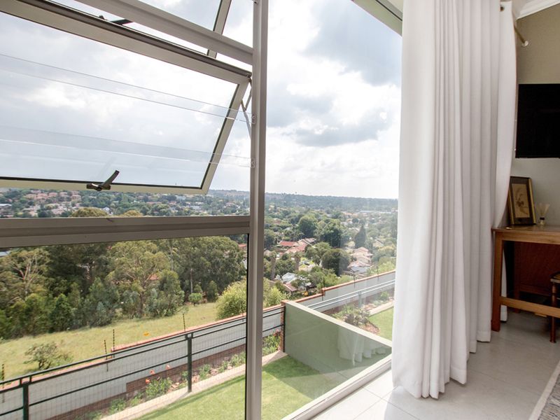 Contemporary Townhouse Living with Stunning Views in Helderkruin! - Photo 8