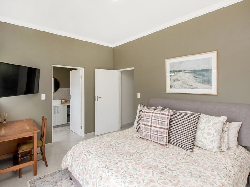 Contemporary Townhouse Living with Stunning Views in Helderkruin! - Photo 6