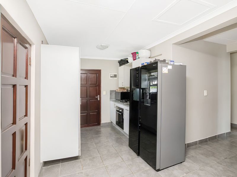 3 Bedroom 2 Bathroom Home For sale in Midrand - Photo 8