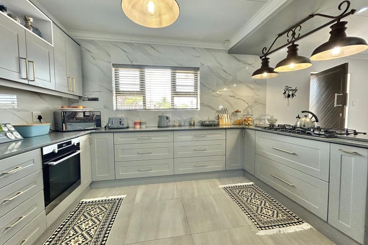 Modern Coastal Home, just a stone’s throw from the beach! - Photo 4