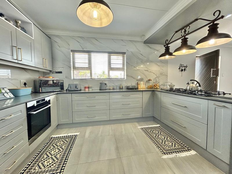 Modern Coastal Home, just a stone’s throw from the beach! - Photo 4