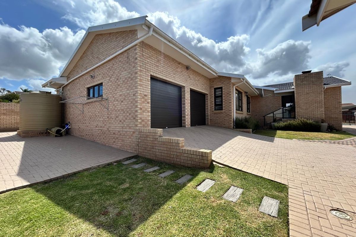 Modern Coastal Home, just a stone’s throw from the beach! - Photo 2