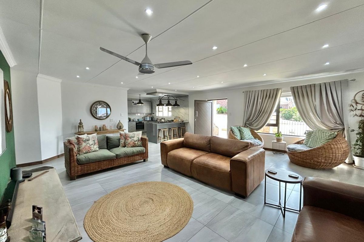 Modern Coastal Home, just a stone’s throw from the beach! - Photo 3