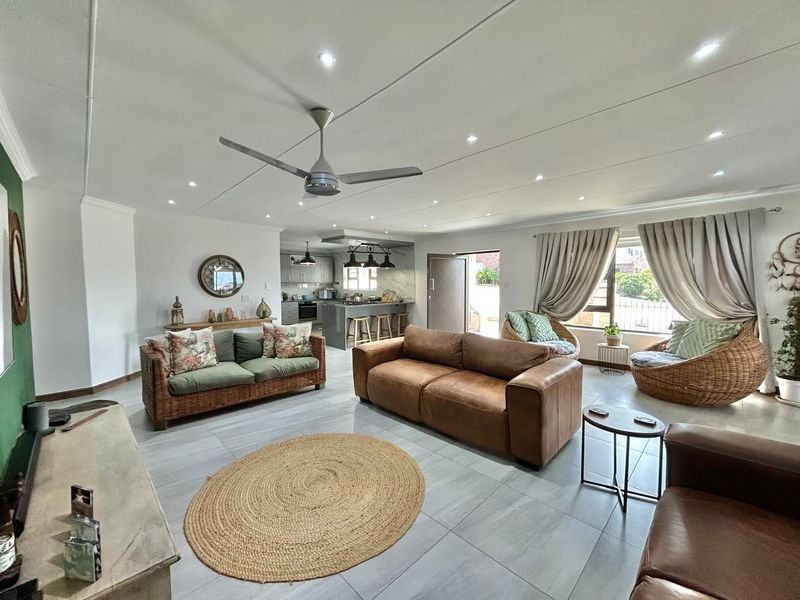 Modern Coastal Home, just a stone’s throw from the beach! - Photo 3