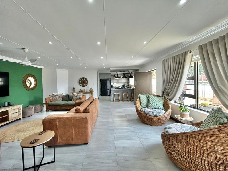 Modern Coastal Home, just a stone’s throw from the beach! - Photo 5