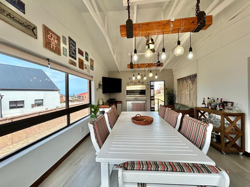 Modern Coastal Home, just a stone’s throw from the beach! - Photo 10