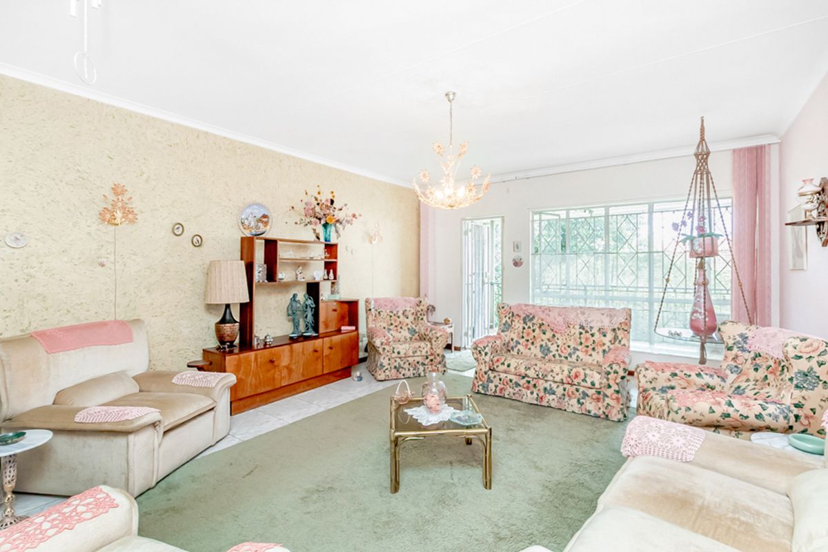 Spacious 4 Bedroom First-Floor Apartment in Wilro Park! - Photo 3