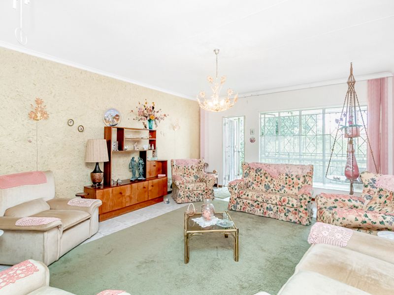 Spacious 4 Bedroom First-Floor Apartment in Wilro Park! - Photo 3