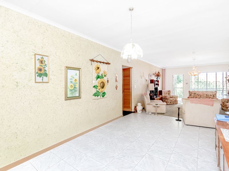 Spacious 4 Bedroom First-Floor Apartment in Wilro Park! - Photo 5