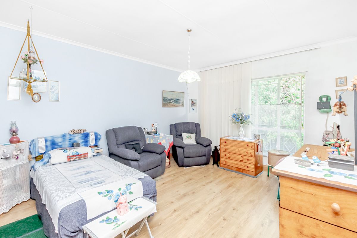 Spacious 4 Bedroom First-Floor Apartment in Wilro Park! - Photo 4