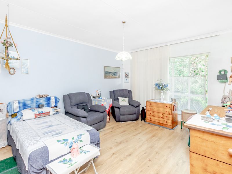 Spacious 4 Bedroom First-Floor Apartment in Wilro Park! - Photo 4