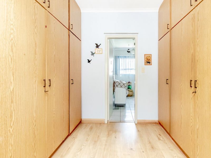 Spacious 4 Bedroom First-Floor Apartment in Wilro Park! - Photo 10