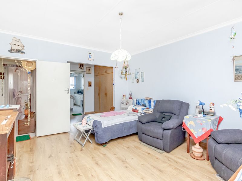 Spacious 4 Bedroom First-Floor Apartment in Wilro Park! - Photo 9