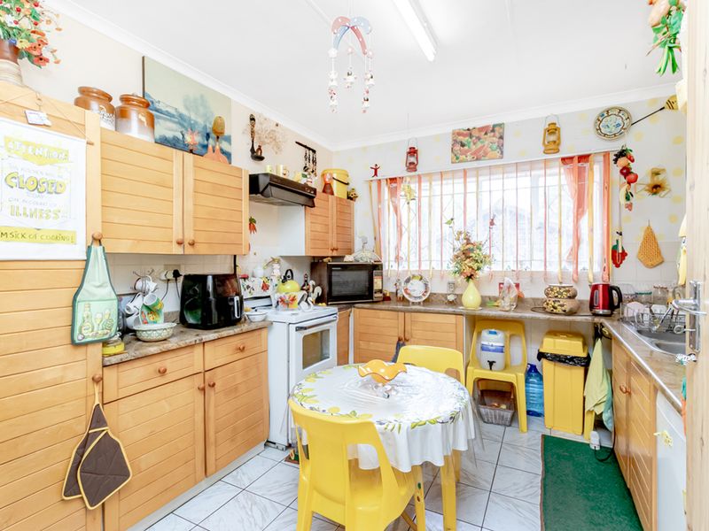 Spacious 4 Bedroom First-Floor Apartment in Wilro Park! - Photo 8