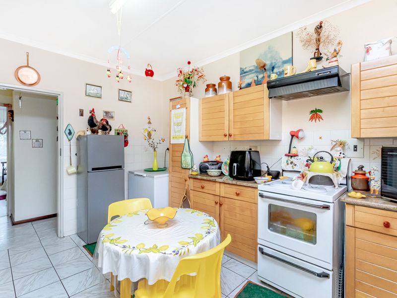 Spacious 4 Bedroom First-Floor Apartment in Wilro Park! - Photo 7