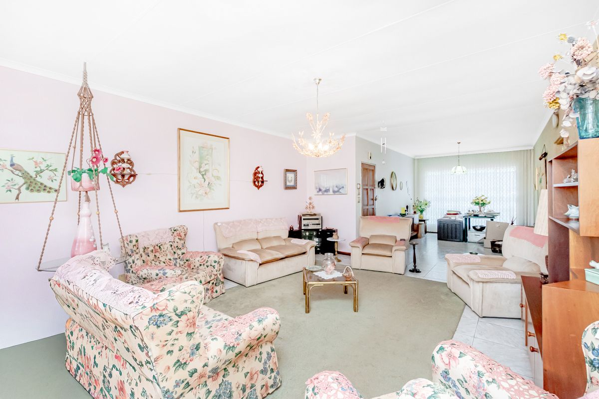 Spacious 4 Bedroom First-Floor Apartment in Wilro Park! - Photo 2