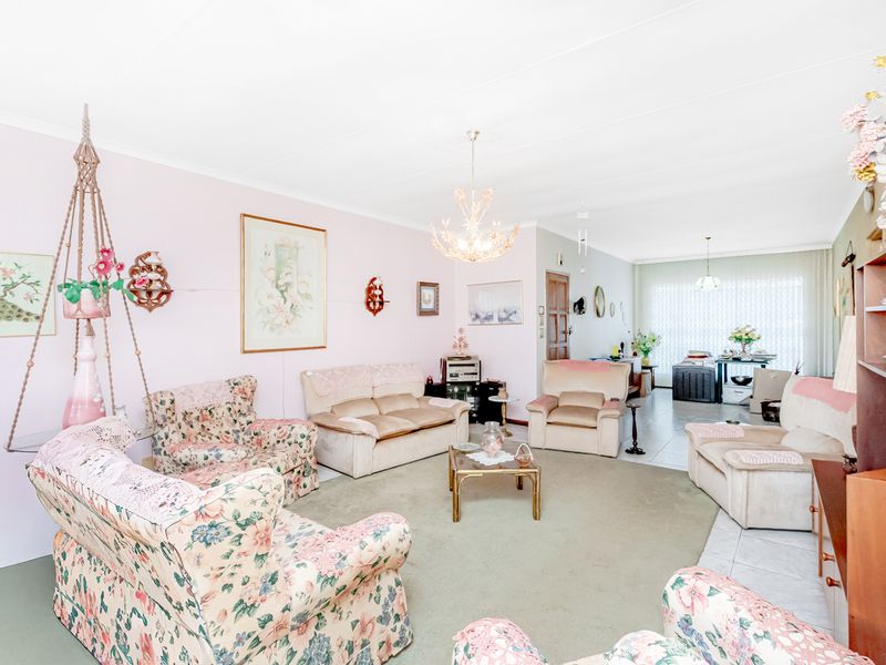 Spacious 4 Bedroom First-Floor Apartment in Wilro Park! - Photo 2