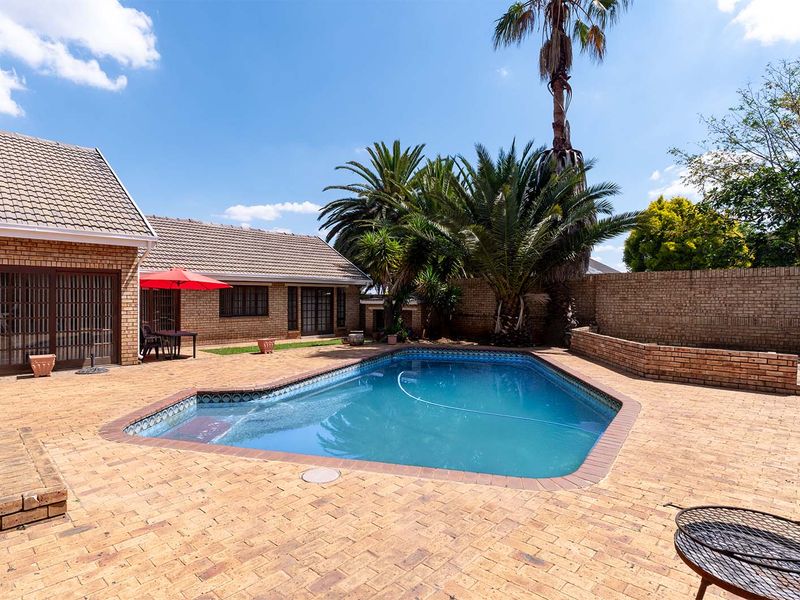 NOT TO BE MISSED LARGE HOME WITH TWO SEPARATE RENTAL INCOME EARNING FLATLETS - Photo 5