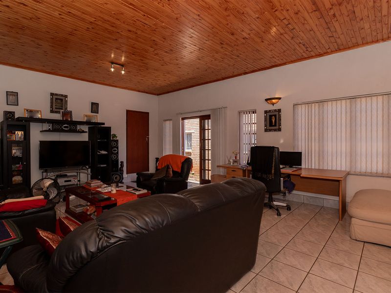 NOT TO BE MISSED LARGE HOME WITH TWO SEPARATE RENTAL INCOME EARNING FLATLETS - Photo 10