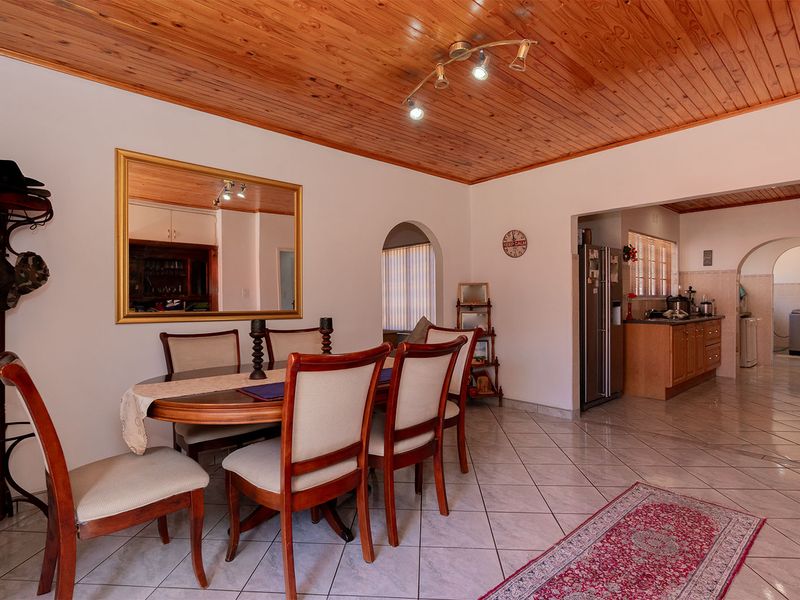 NOT TO BE MISSED LARGE HOME WITH TWO SEPARATE RENTAL INCOME EARNING FLATLETS - Photo 9