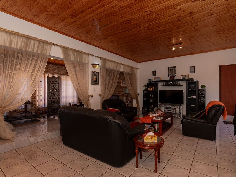 NOT TO BE MISSED LARGE HOME WITH TWO SEPARATE RENTAL INCOME EARNING FLATLETS - Photo 8