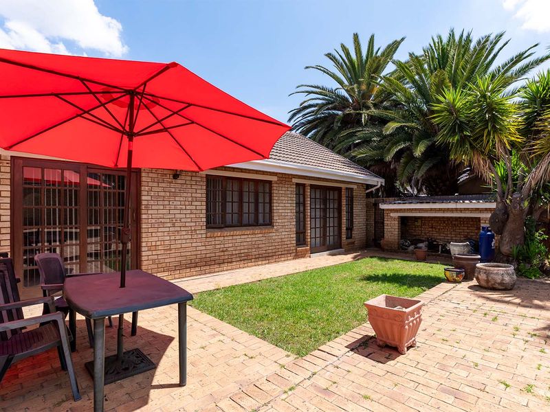 NOT TO BE MISSED LARGE HOME WITH TWO SEPARATE RENTAL INCOME EARNING FLATLETS - Photo 6