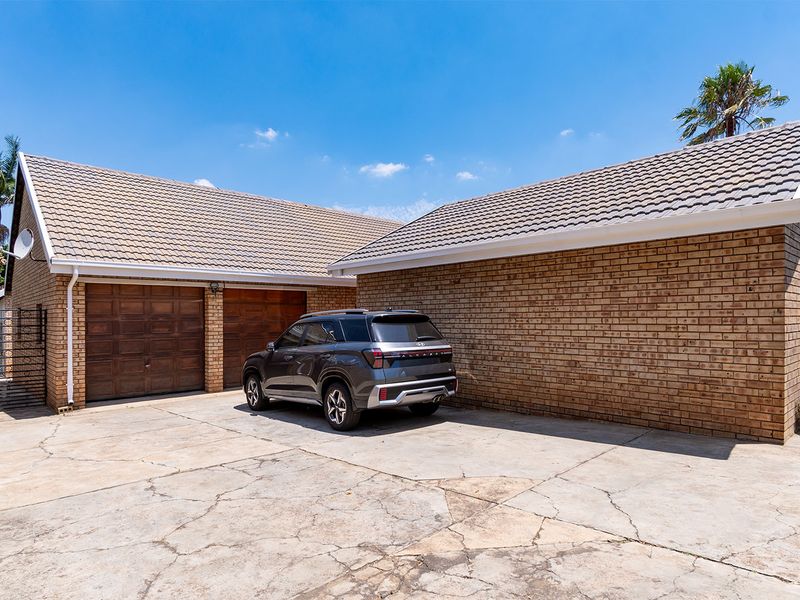 NOT TO BE MISSED LARGE HOME WITH TWO SEPARATE RENTAL INCOME EARNING FLATLETS - Photo 2