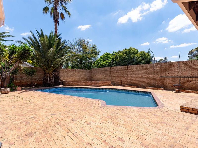 NOT TO BE MISSED LARGE HOME WITH TWO SEPARATE RENTAL INCOME EARNING FLATLETS - Photo 7