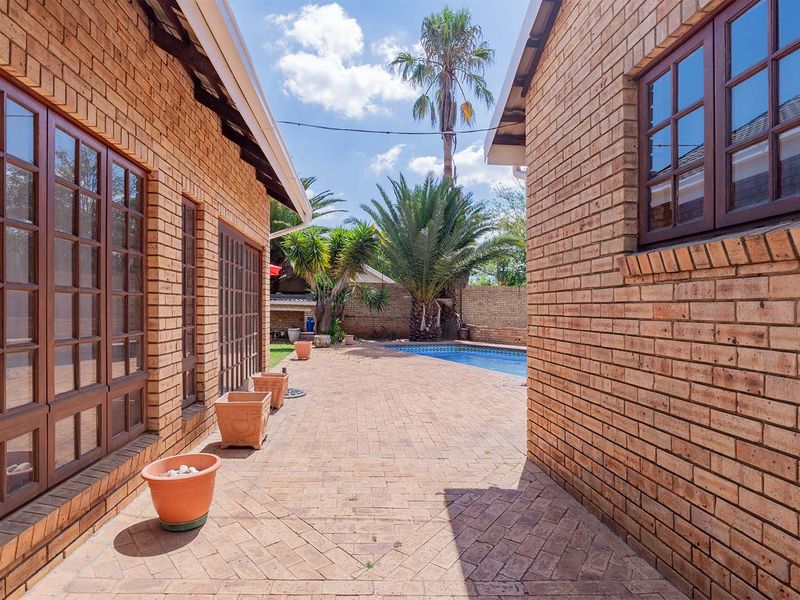 NOT TO BE MISSED LARGE HOME WITH TWO SEPARATE RENTAL INCOME EARNING FLATLETS - Photo 3