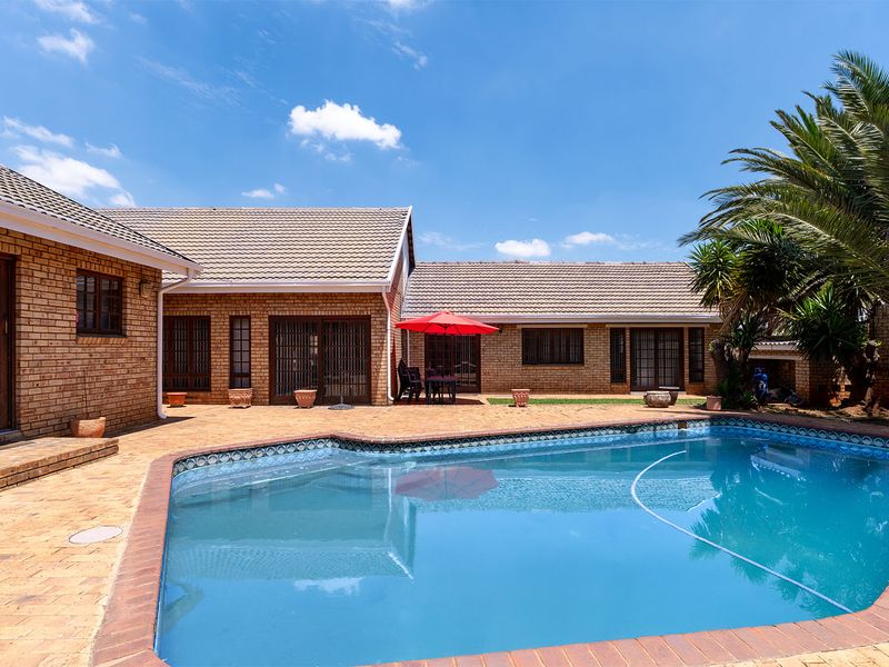 NOT TO BE MISSED LARGE HOME WITH TWO SEPARATE RENTAL INCOME EARNING FLATLETS - Photo 4