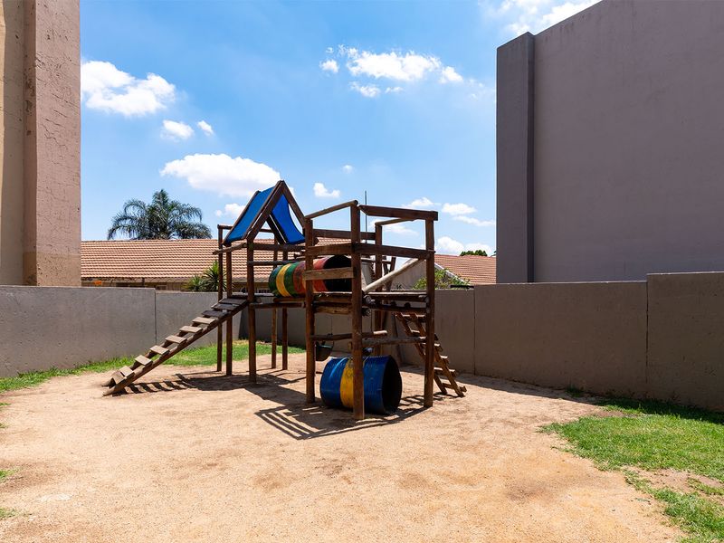 Secure 1 Bedroom Unit for Sale in Kempton Park with 24/7 Security and a pool in the complex. - Photo 5