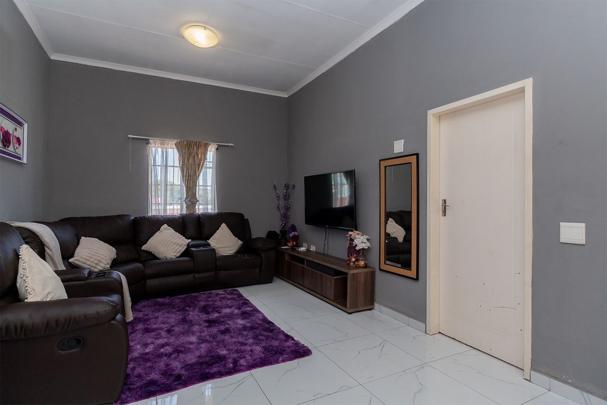 Secure 1 Bedroom Unit for Sale in Kempton Park with 24/7 Security and a pool in the complex. - Photo 2
