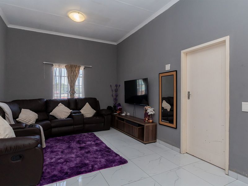 Secure 1 Bedroom Unit for Sale in Kempton Park with 24/7 Security and a pool in the complex. - Photo 2