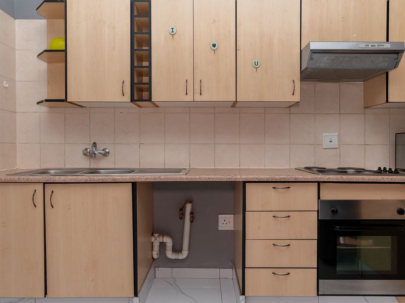 Secure 1 Bedroom Unit for Sale in Kempton Park with 24/7 Security and a pool in the complex. - Photo 10