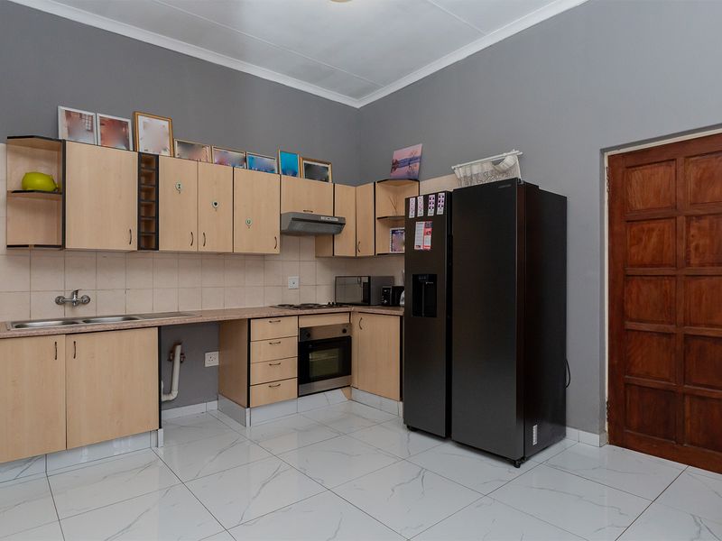 Secure 1 Bedroom Unit for Sale in Kempton Park with 24/7 Security and a pool in the complex. - Photo 9