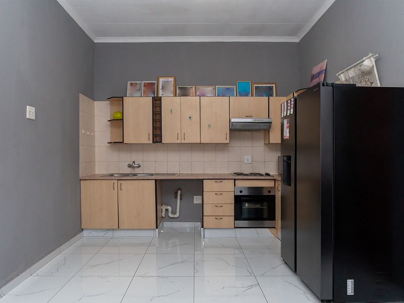 Secure 1 Bedroom Unit for Sale in Kempton Park with 24/7 Security and a pool in the complex. - Photo 8