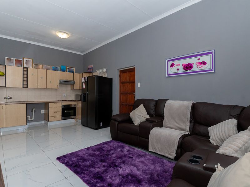 Secure 1 Bedroom Unit for Sale in Kempton Park with 24/7 Security and a pool in the complex. - Photo 7