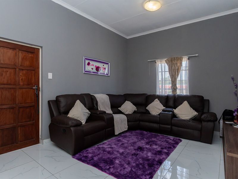 Secure 1 Bedroom Unit for Sale in Kempton Park with 24/7 Security and a pool in the complex. - Photo 6