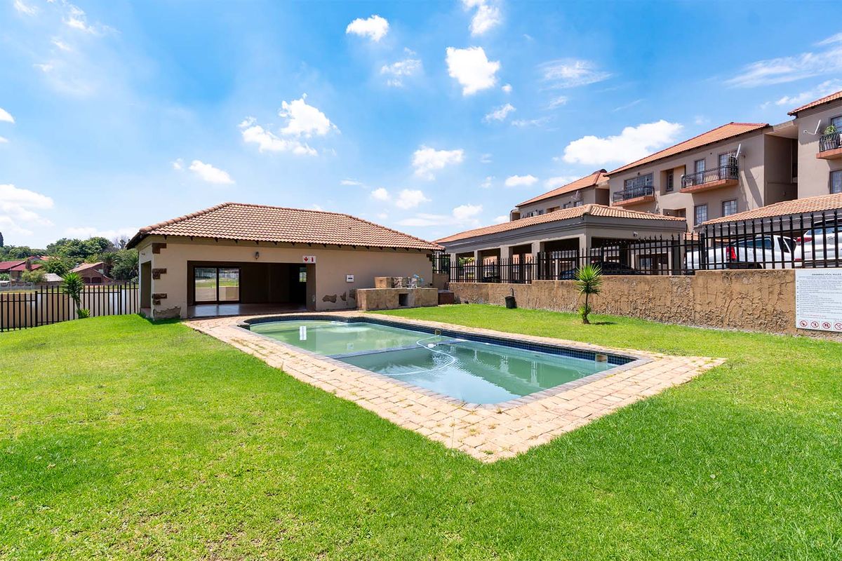 Secure 1 Bedroom Unit for Sale in Kempton Park with 24/7 Security and a pool in the complex. - Photo 4