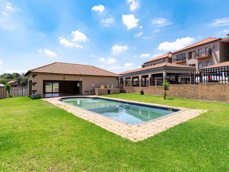 Secure 1 Bedroom Unit for Sale in Kempton Park with 24/7 Security and a pool in the complex. - Photo 4